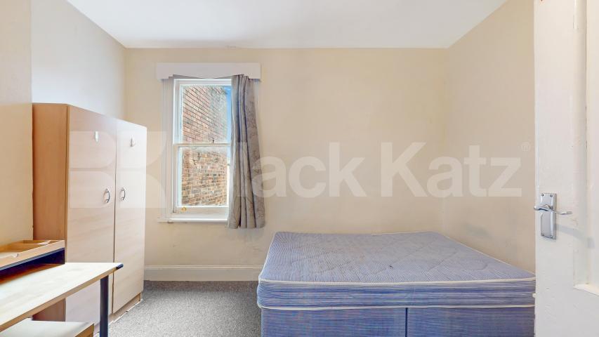 Located close to Turnpike lane Station is this large 3 bedroom property Willoughby Road, Turnpike Lane 